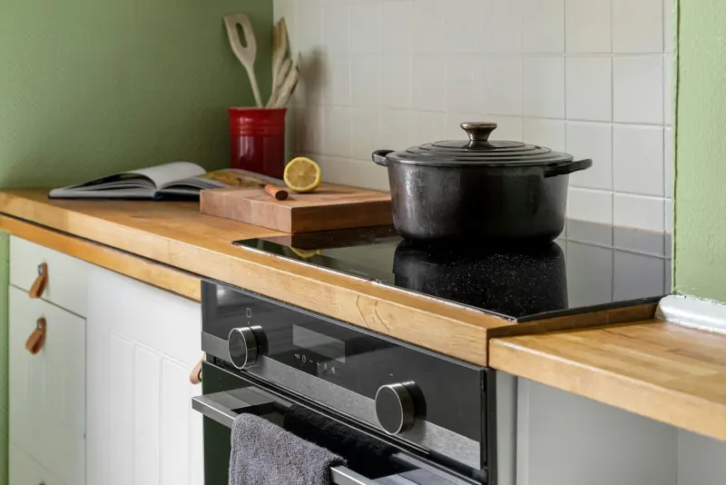 Inductiekookplaat met een pan in een moderne keuken